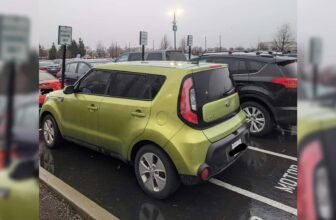 Idiot Kia Driver Clearly Can’t Read, Parks C...