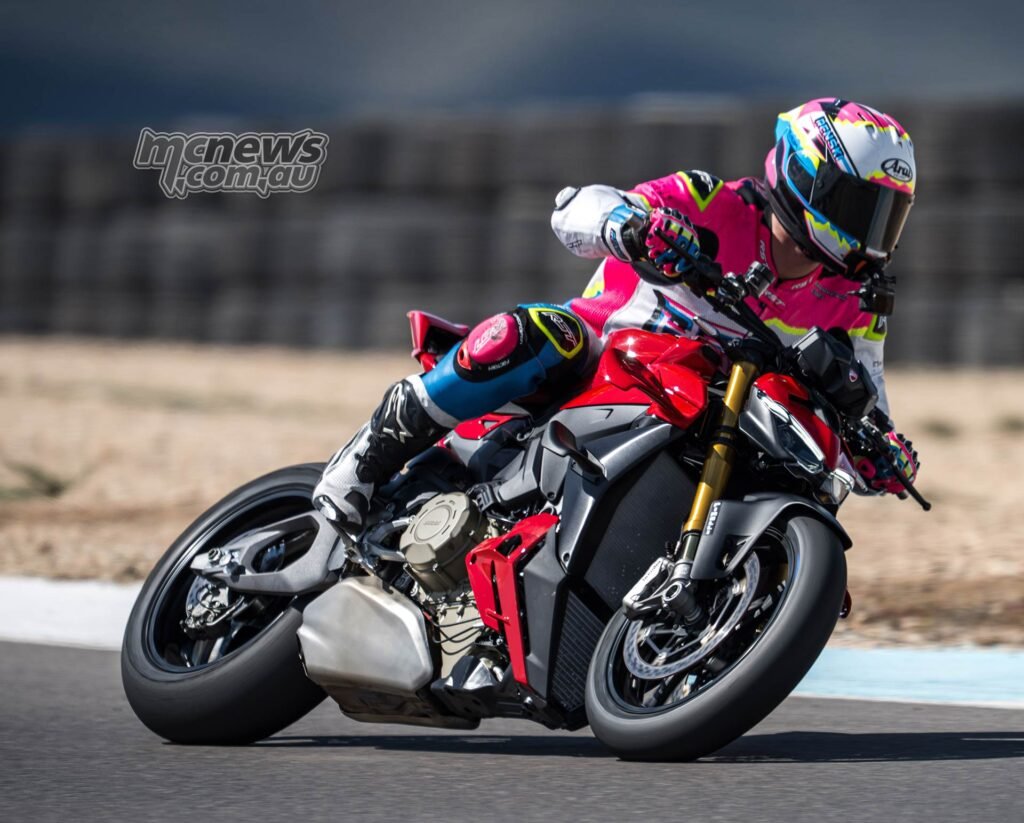 The Streetfighter V4 S runs Öhlins NIX30 43 mm fully adjustable fork