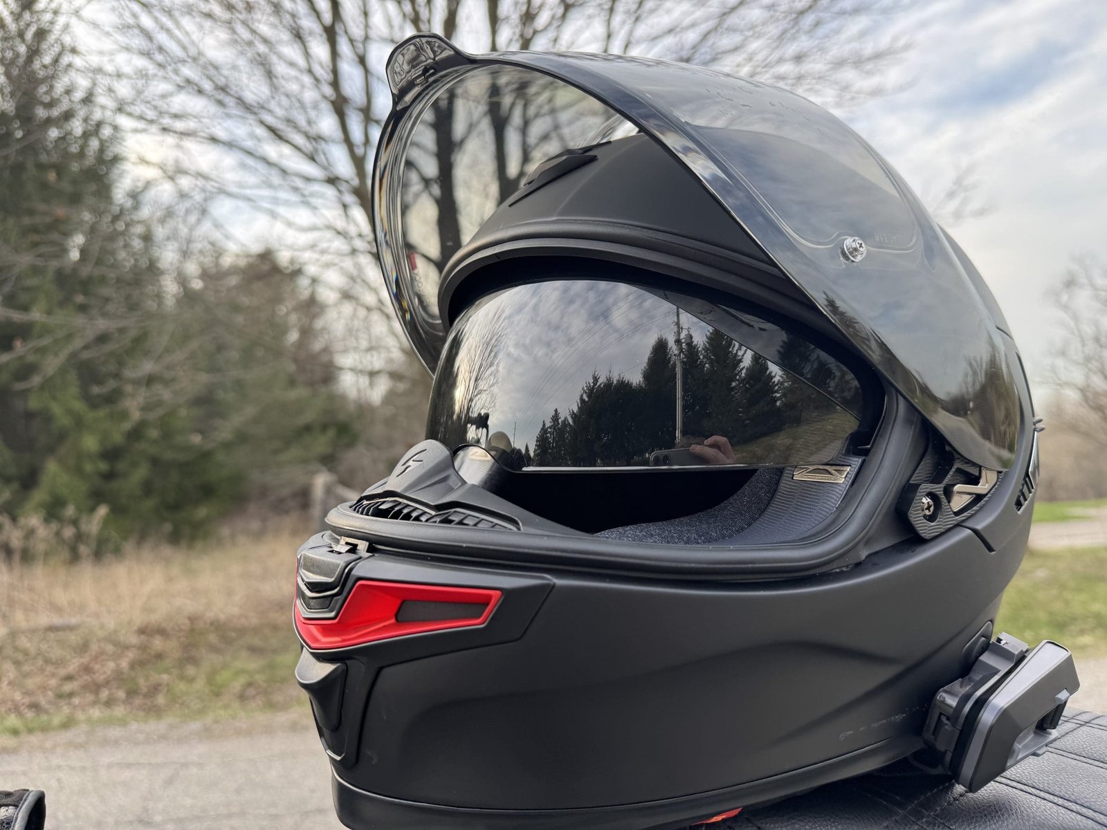 Side ways angle of the Scorpion EXO-Eclipse Solid helmet