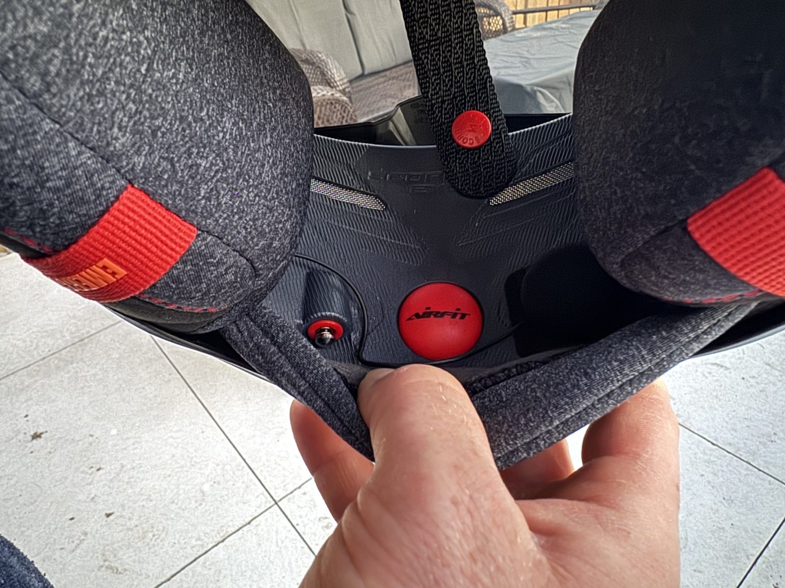 Airfit button inside the Scorpion EXO-Eclipse helmet