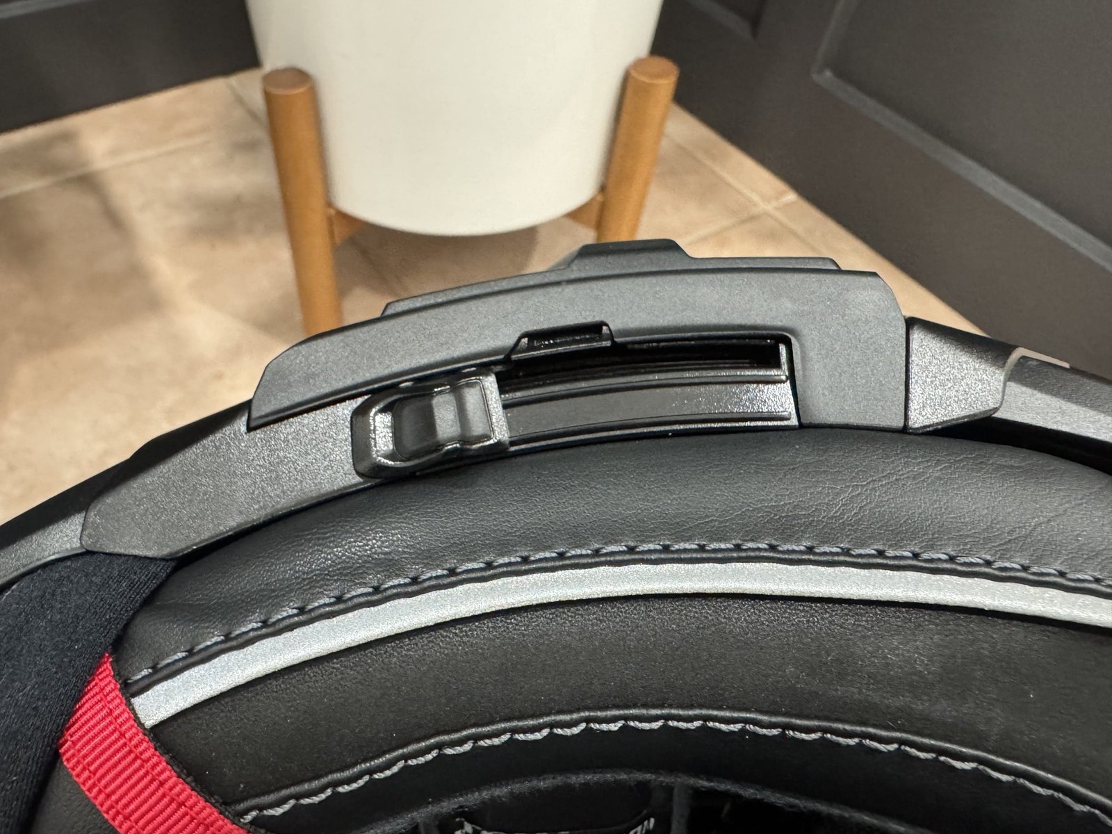 Sliding mechanism for the drop down sun visor on the HJC RPHA 71 Carbon helmet