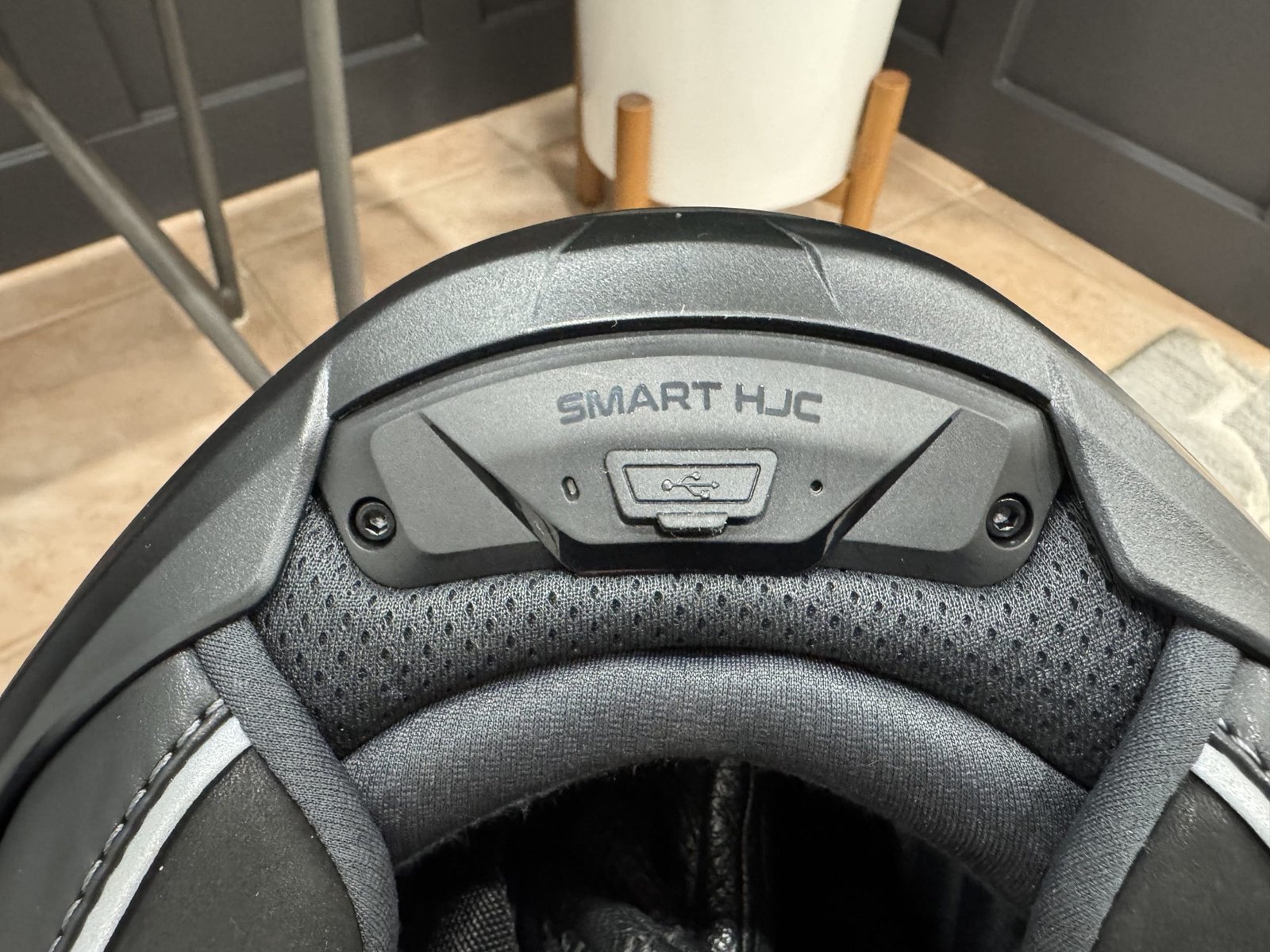 SMART HJC 50B main device installed in the helmet