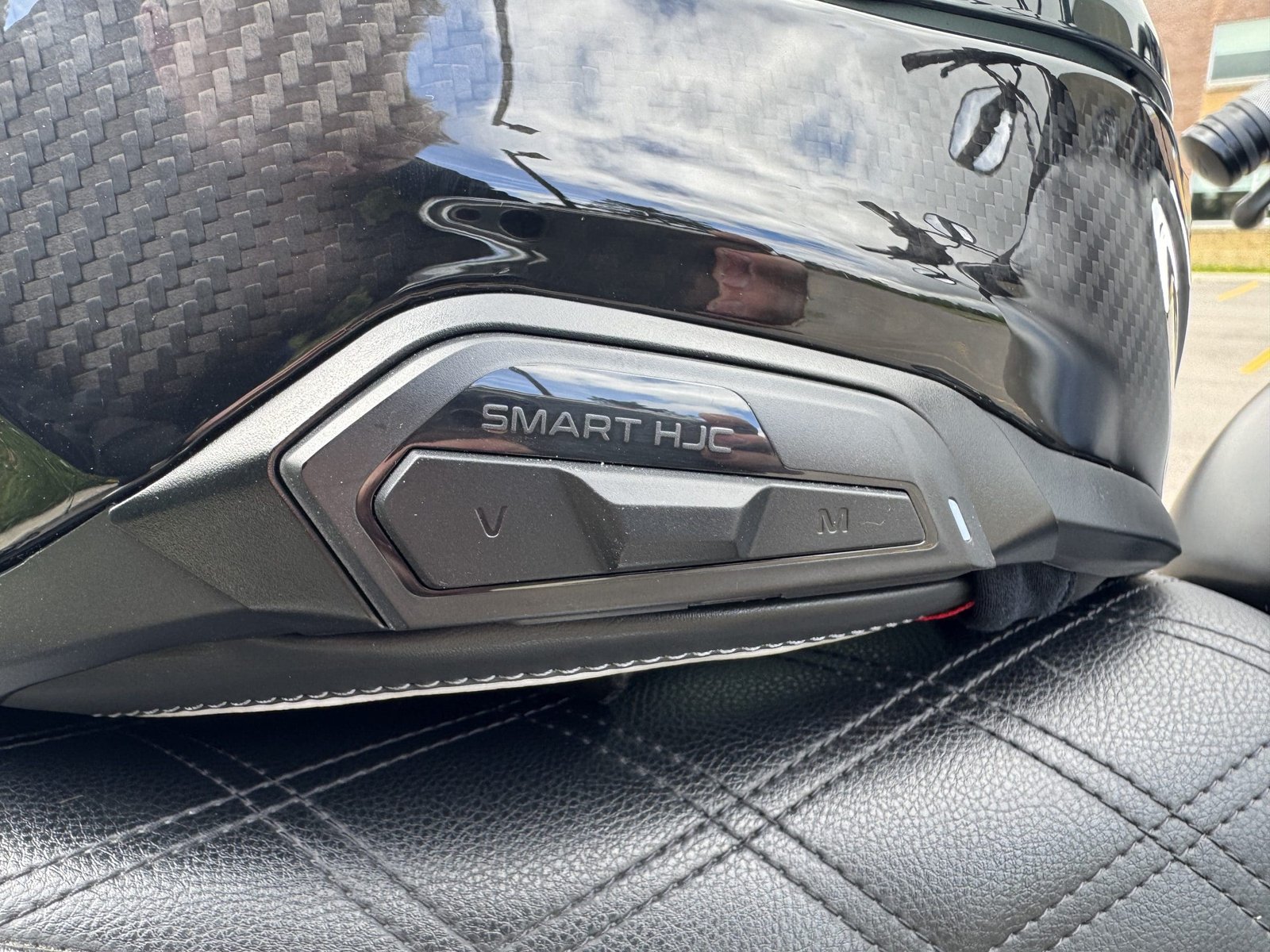 V and M buttons on the SMART HJC 50B right side