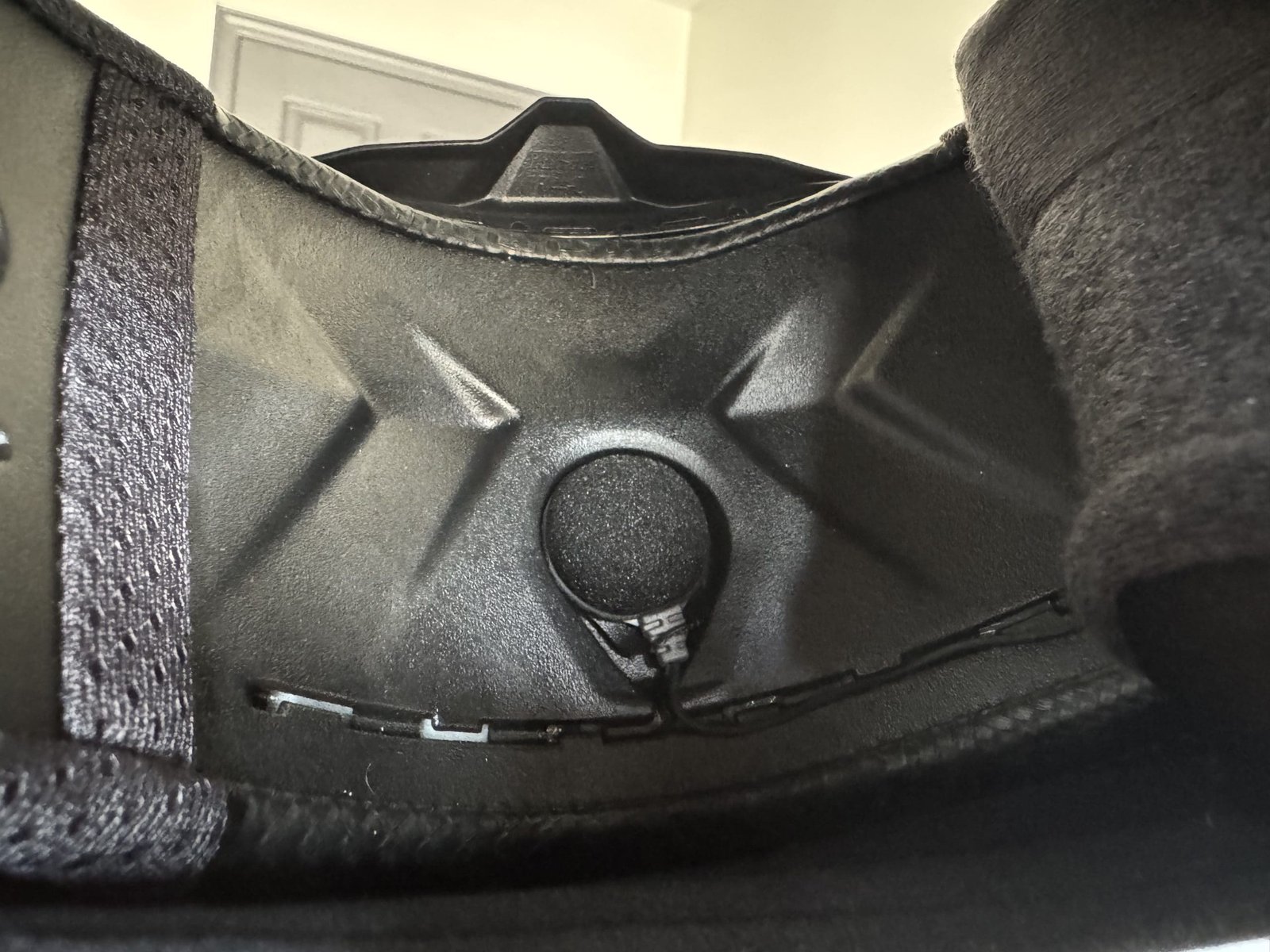 Microphone of the SMART HJC 50B installed in a HJC RPHA 71 helmet