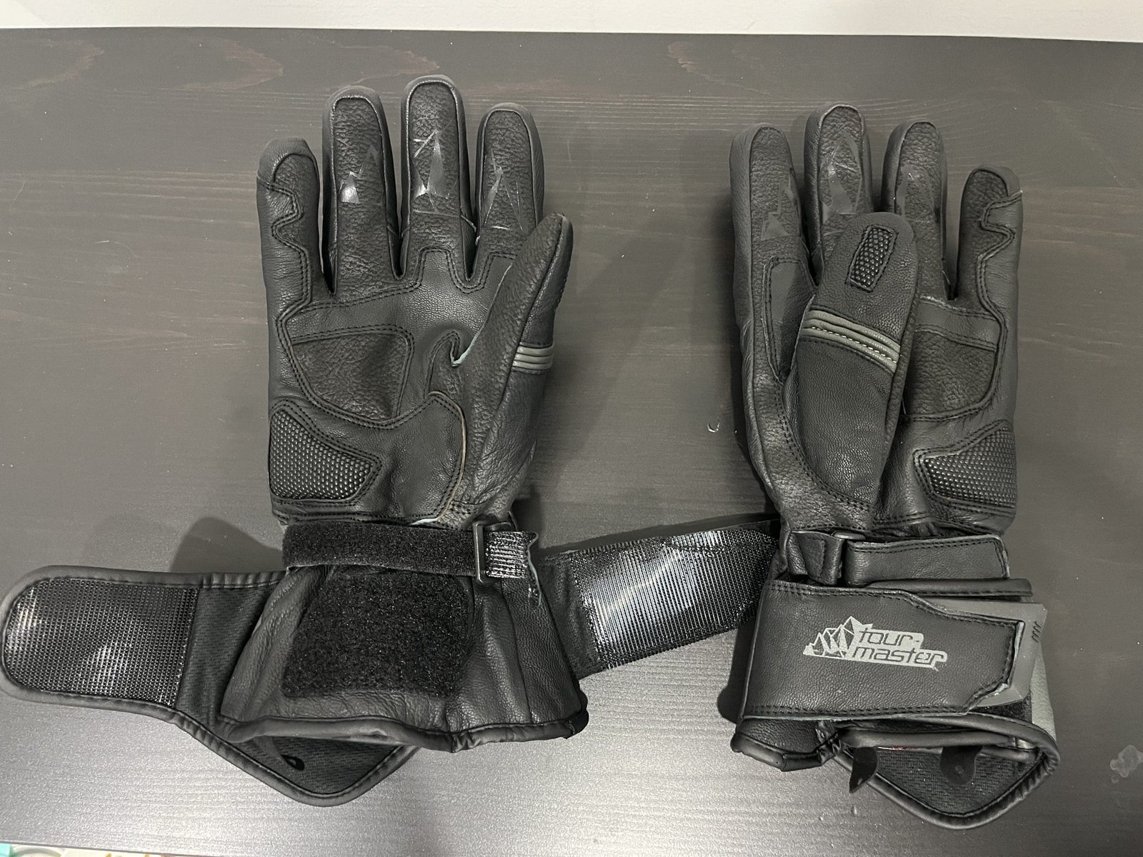 a photo of the inside of the TOURMASTER Super Warm Waterproof Gloves also showing off the velcro system.