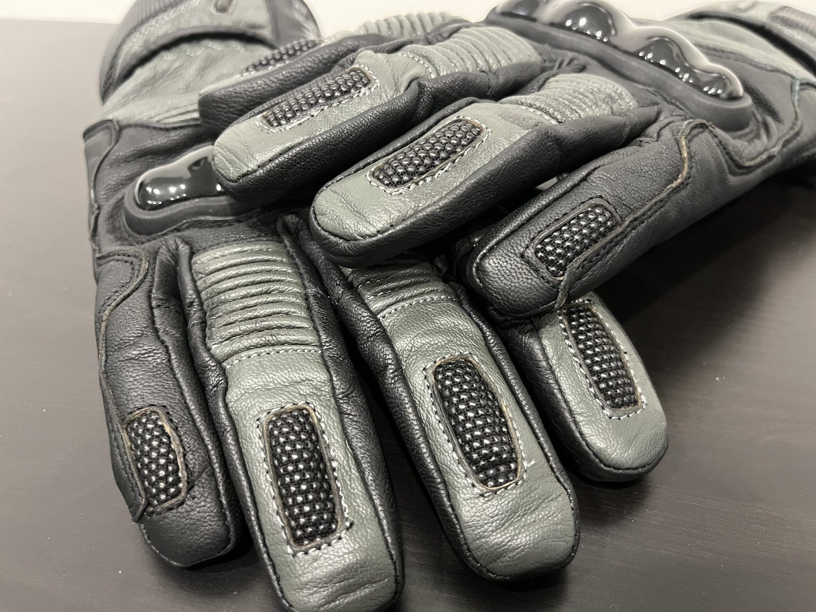 a close up of the fingers of the TOURMASTER Super Warm Waterproof Gloves