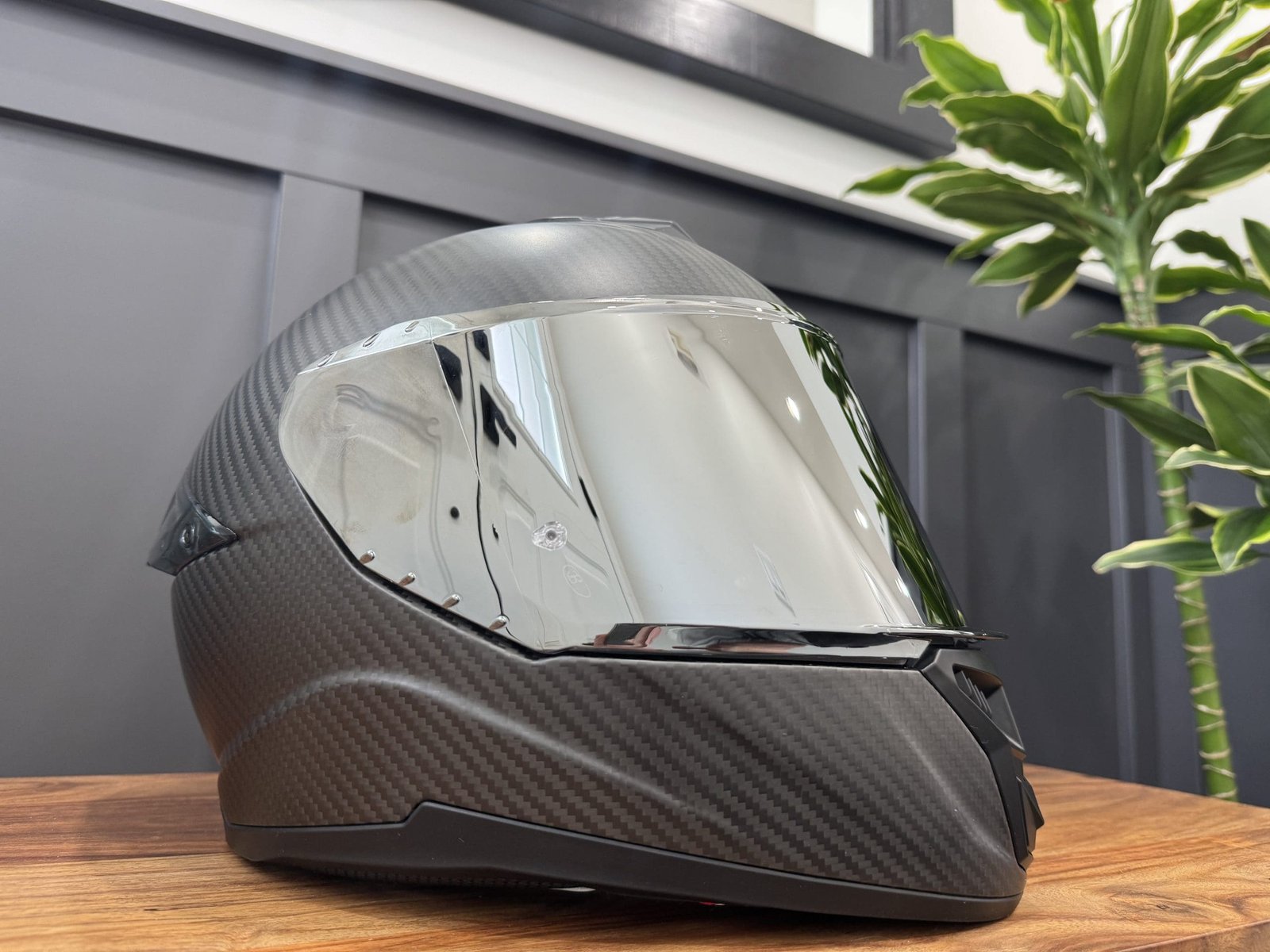 Voss 991 Carbon helmet with chrome faceshield side profile