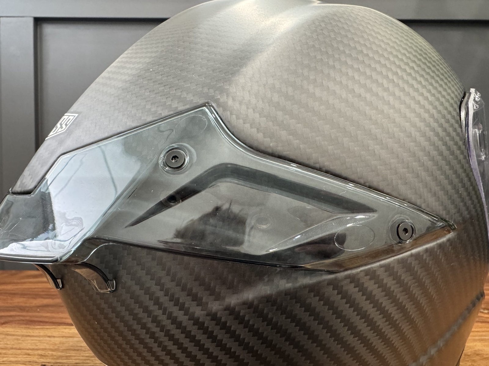Close up of the interchangeable rear spoiler on the Voss 991 Carbon helmet