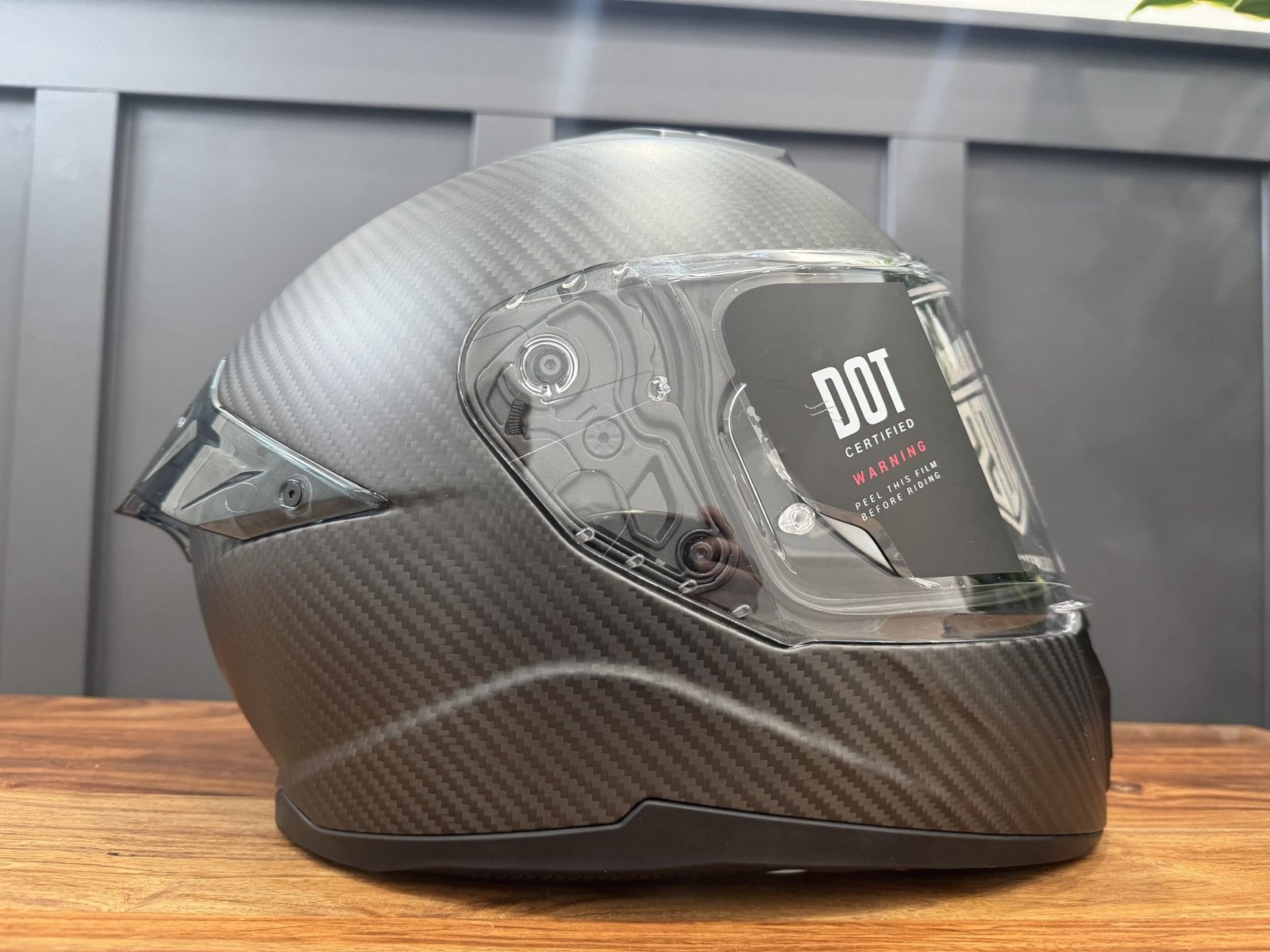 Side profile of the Voss 991 Carbon helmet
