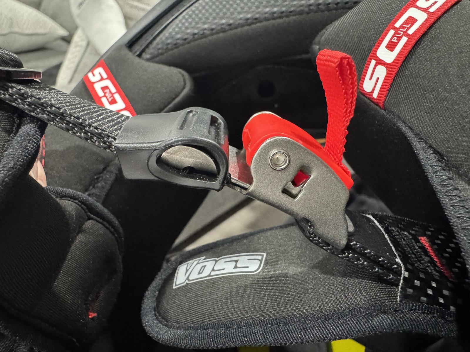 Ratchet strap release system on the Voss 991 Carbon