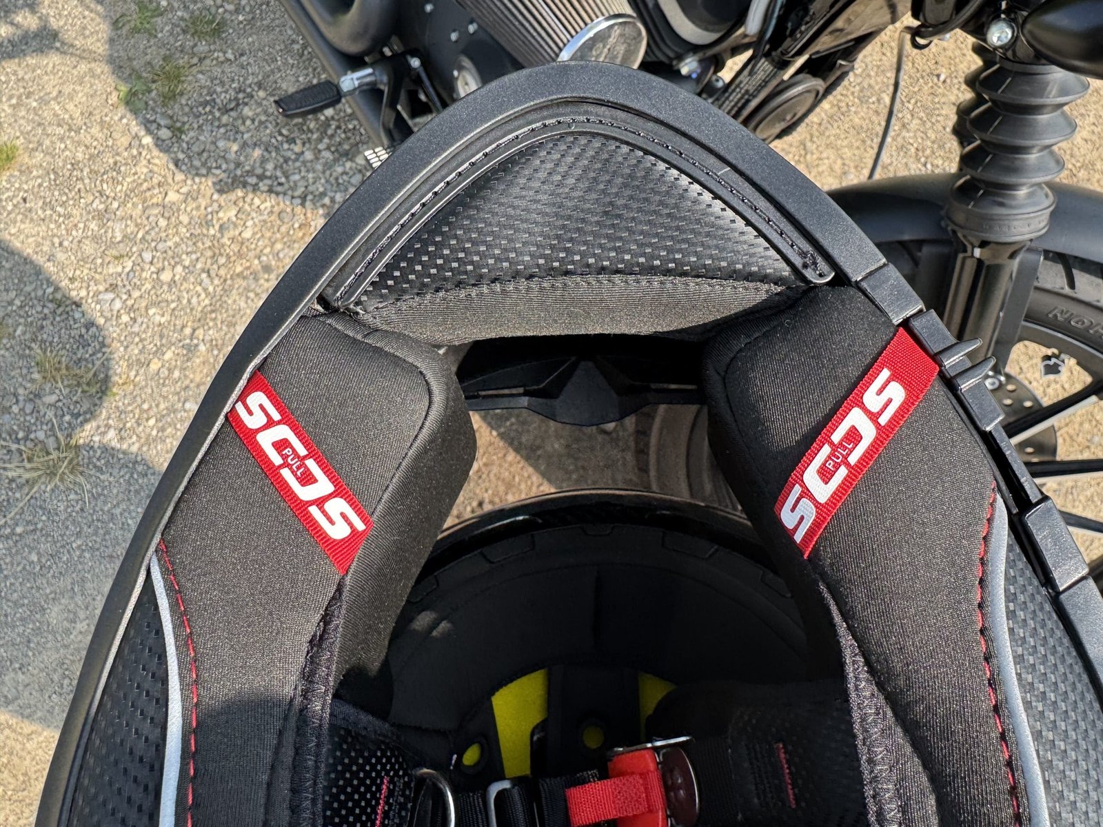 Quick release system on the Voss 991 Carbon helmet