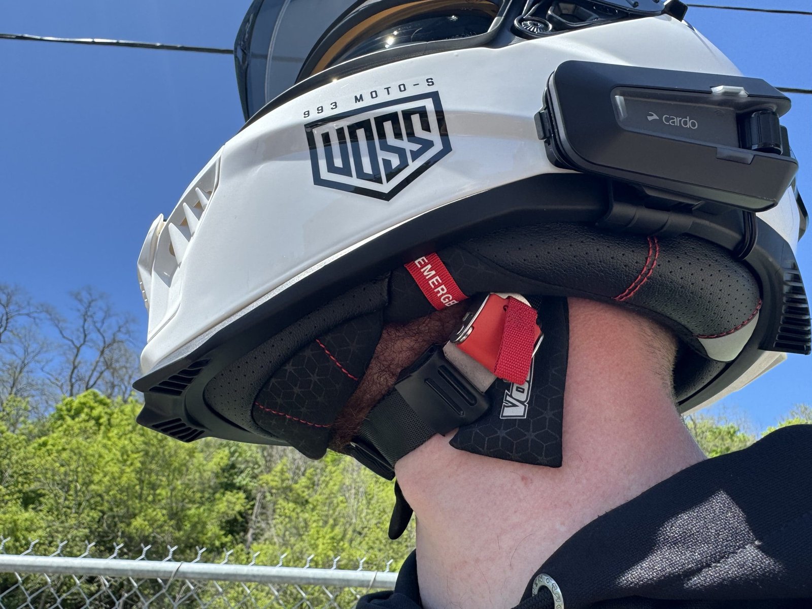 Emergency quick release pull tabs and ratchet strap fastening system on the Voss 993 Moto-S helmet