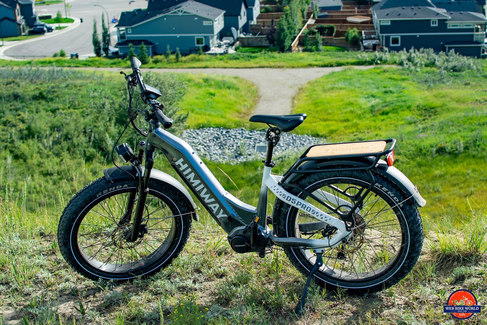 Himiway D5 Pro on top of a steep hill