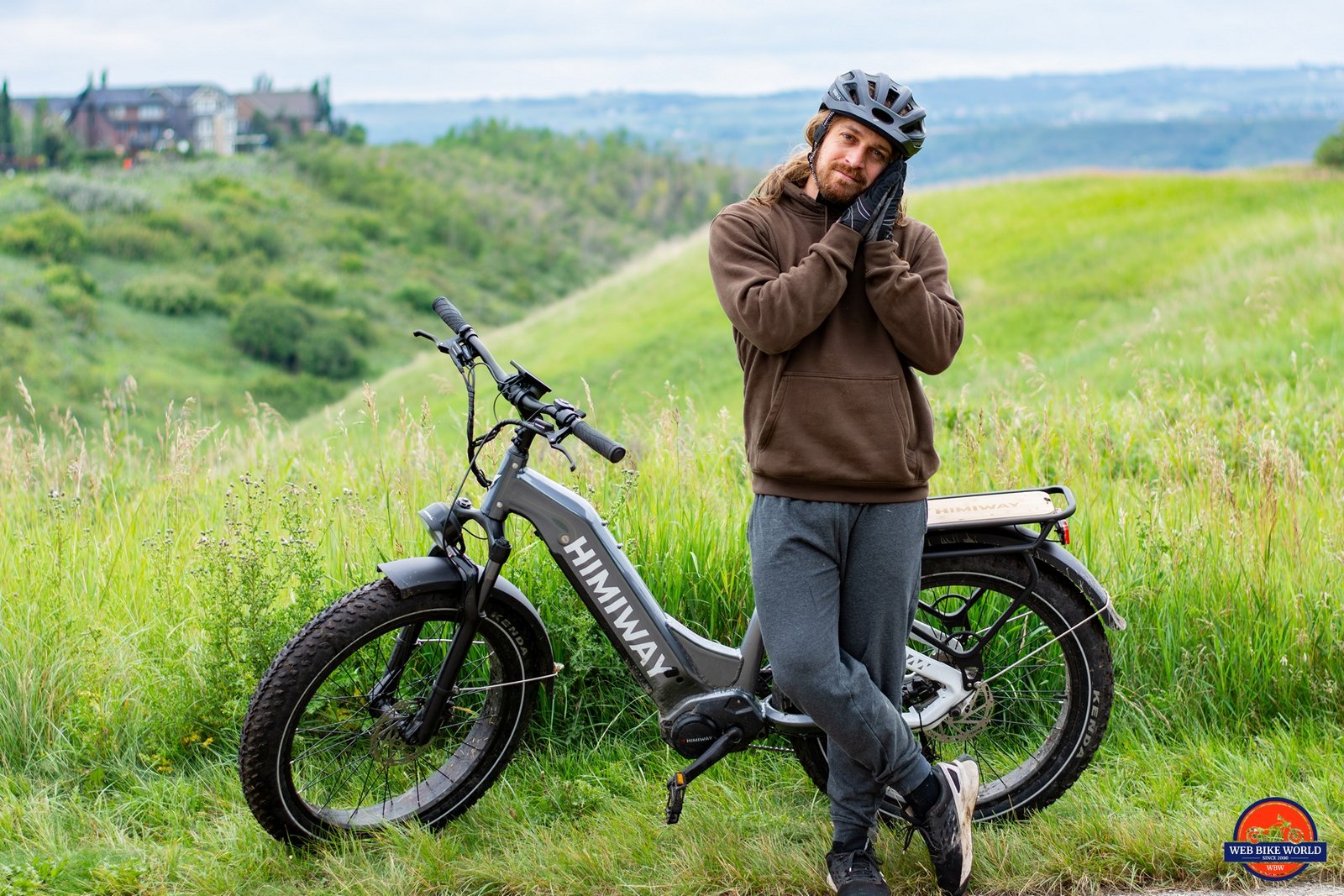 A rider with a Himiway D5 Pro ST