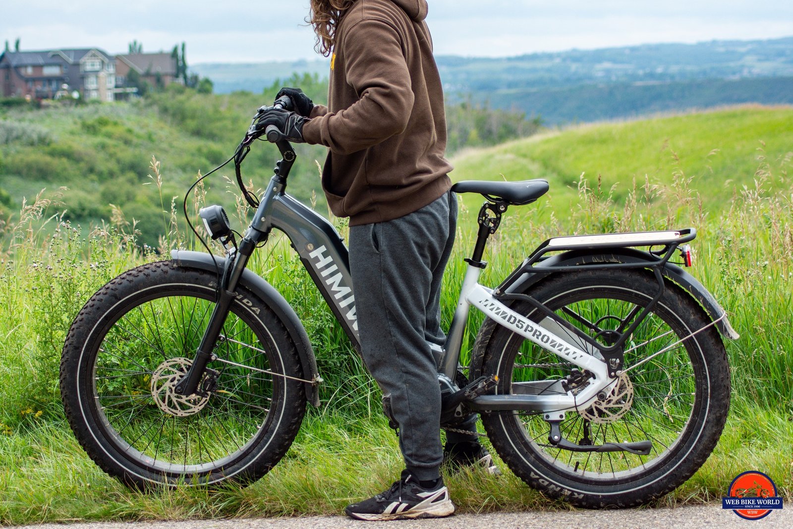 Himiway D5 Pro with rider