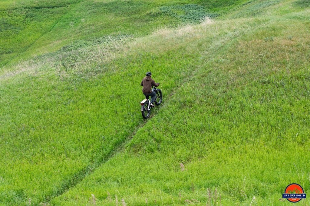 Himiway D5 Pro climbing a grassy hill