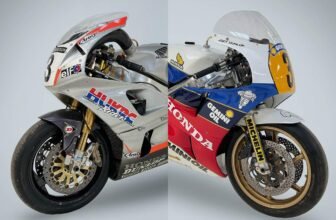 Kings of the Road: Joey Dunlop’s Honda V4 Ra...
