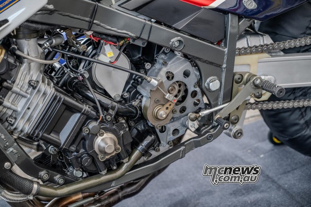 Yamaha FZ750 0U45’s forward-canted five-valve Genesis engine