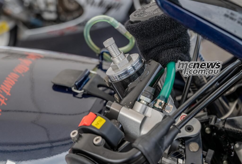 Daytona winning Yamaha FZ750 0U45