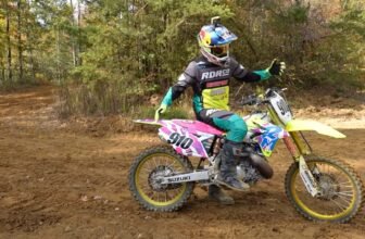 Can a Stark Varg Beat a 500cc 2-Stroke Suzuki Arou...