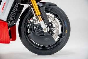 Neo-retro TVS Apache RR 310 café racer by Smoked Garage