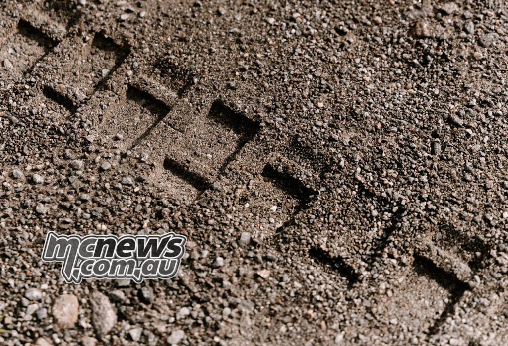 Tyre track left by a Continental TKC 80² in fine gravel and sand.