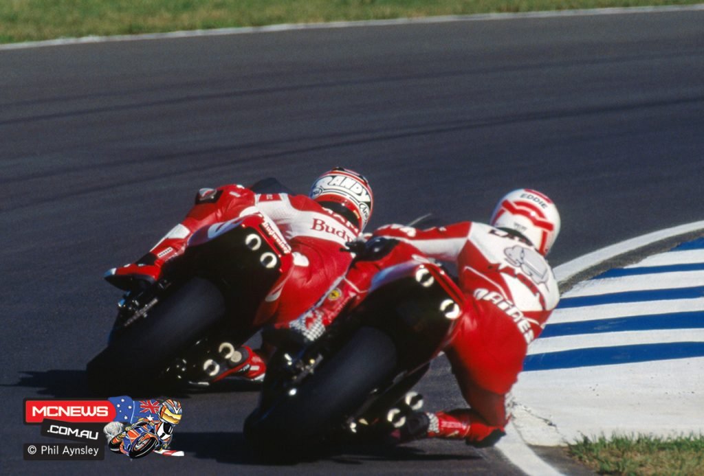 Randy Mamola on a Yamaha YZR500 leads Eddie Lawson on a Cagiva C592 at Eastern Creek.